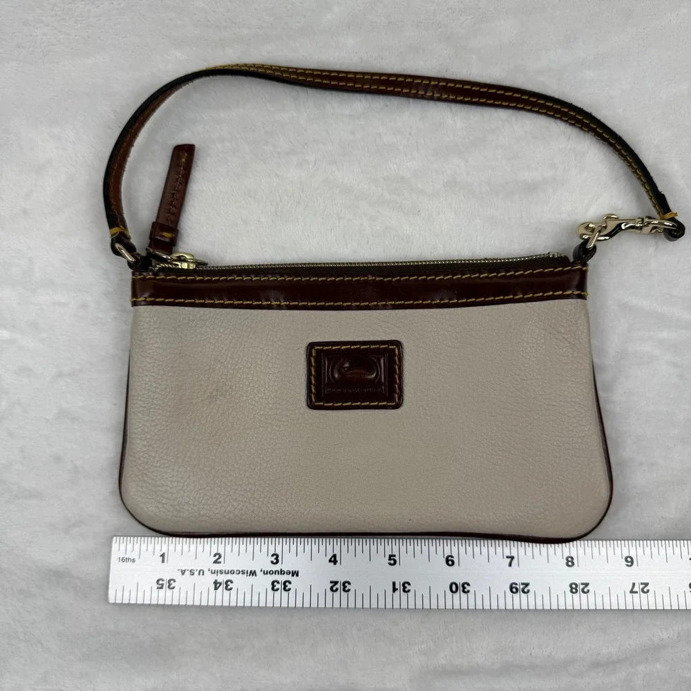 Dooney & Bourke Cream Pebbled‎ Leather Wristlet Pouch Brown Trim Duck Logo READ